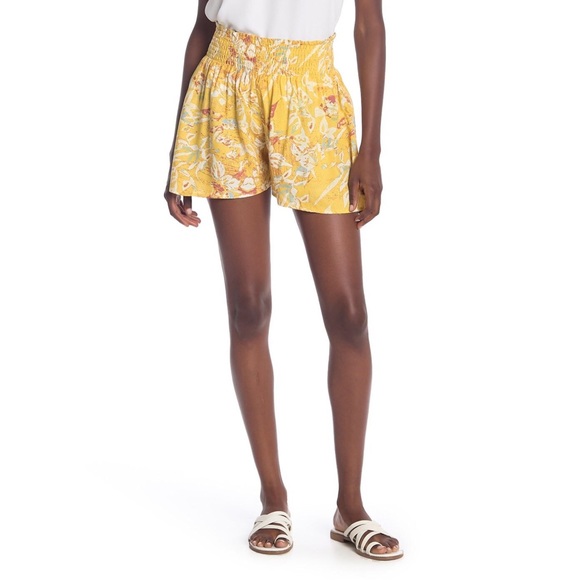 Summer Outfit Yellow Roxy Shorts & White Crop Top - Picture 12 of 12